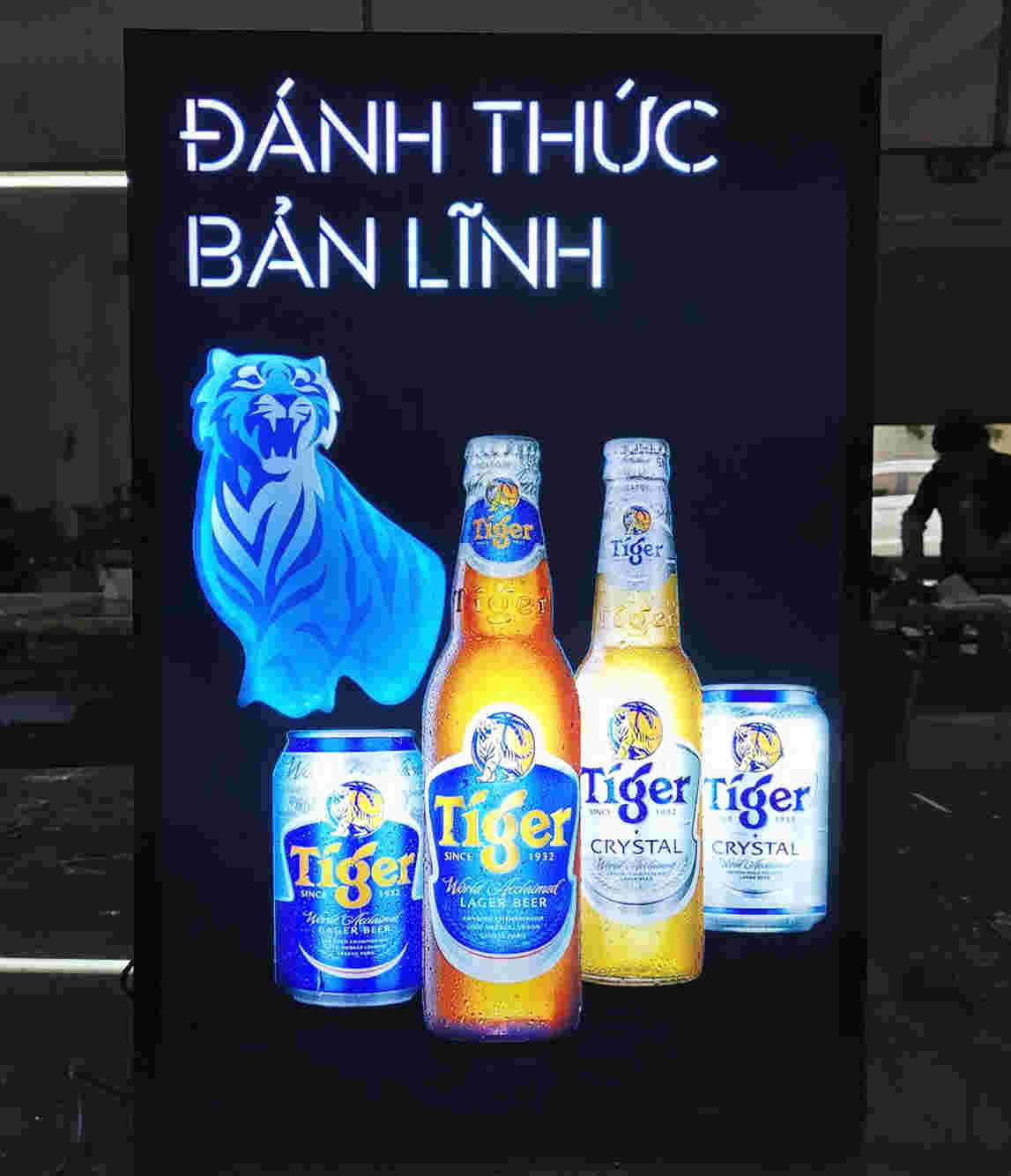 animated led lightbox with beer advertisement